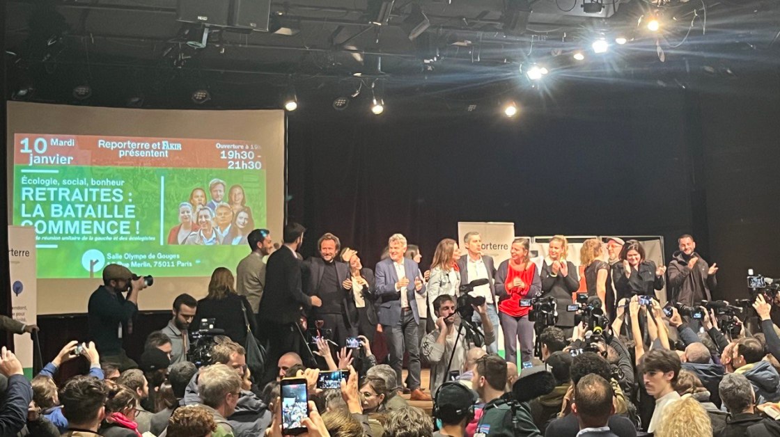 Des représentants des forces politiques de gauche rassemblés sur scène lors du premier meeting unitaire contre la réforme néolibérale des retraites (crédits : Marius Matty)